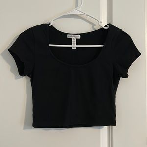Black shirt sleeve crop top